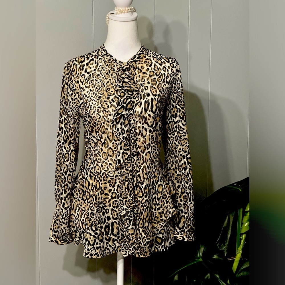 🛍️Chico’s Ruffle center with hide button top size 4-6 excellent condition.
